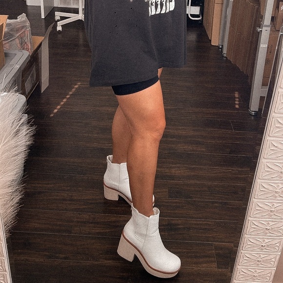 ❌SOLD OUT❌take me with you croc booties - Picture 8 of 10